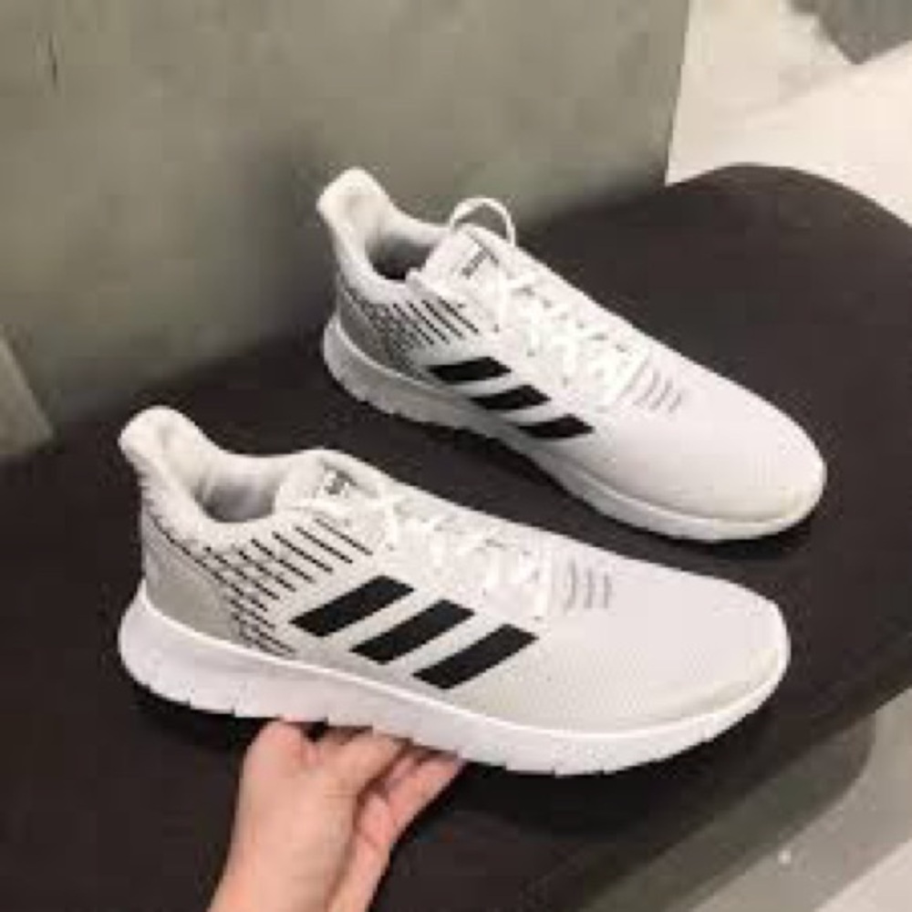 Adidas White and Black Sneakers F36332  Size 10 Mens